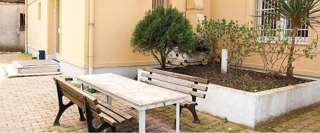 İstanbul Teknik Üniversitesi Gümüşsuyu Kız Öğrenci Yurdu Bahçe ve Oturma Alanı